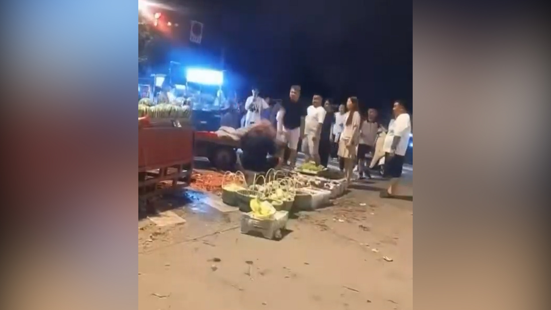 連砸爛十多個西瓜