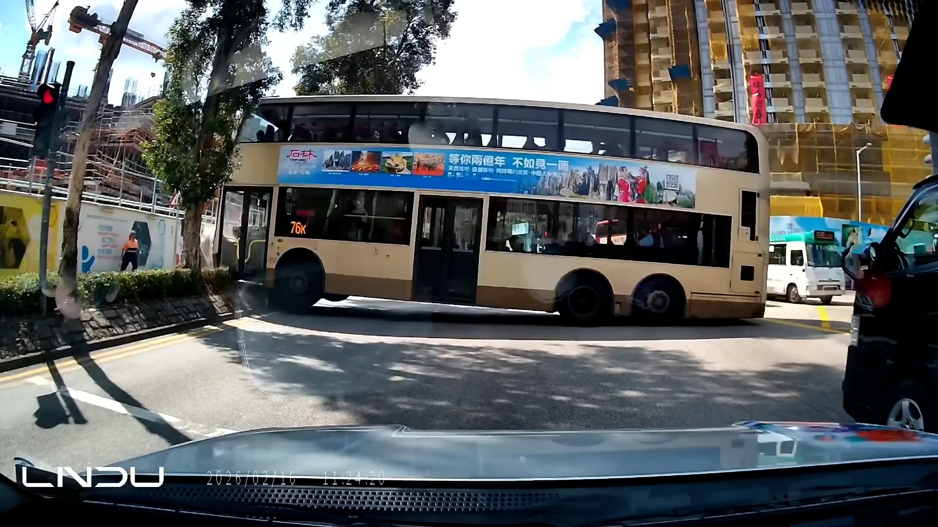 涉事巴士沿青山公路行駛，駛至粉錦公路交界時應作右轉，但巴士沒有轉彎，而是直駛撞向花槽石壆。（網上影片截圖）