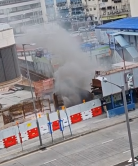 有片｜柴灣道地盤電錶箱起火噴火花
