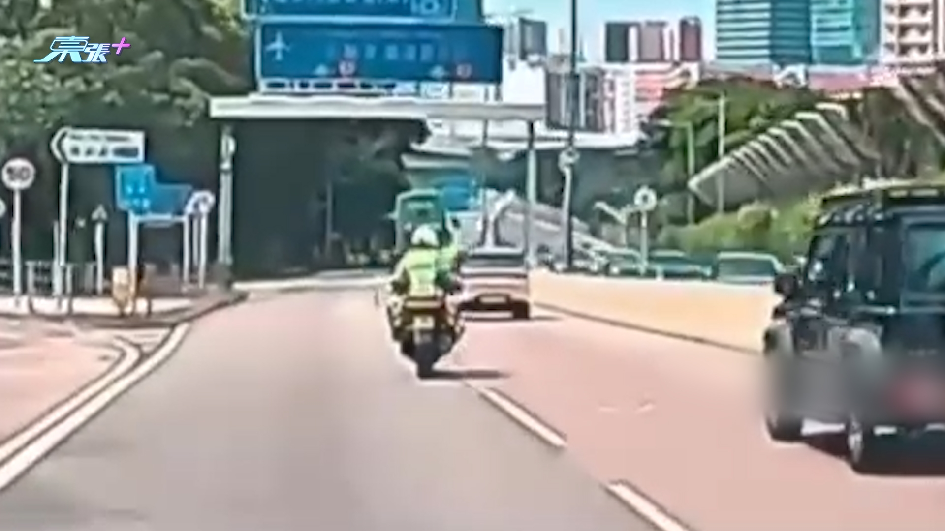 車Cam直擊｜吉普車硬Cut兩線仲閘警察　網民笑稱：自己申請畀阿Sir罰