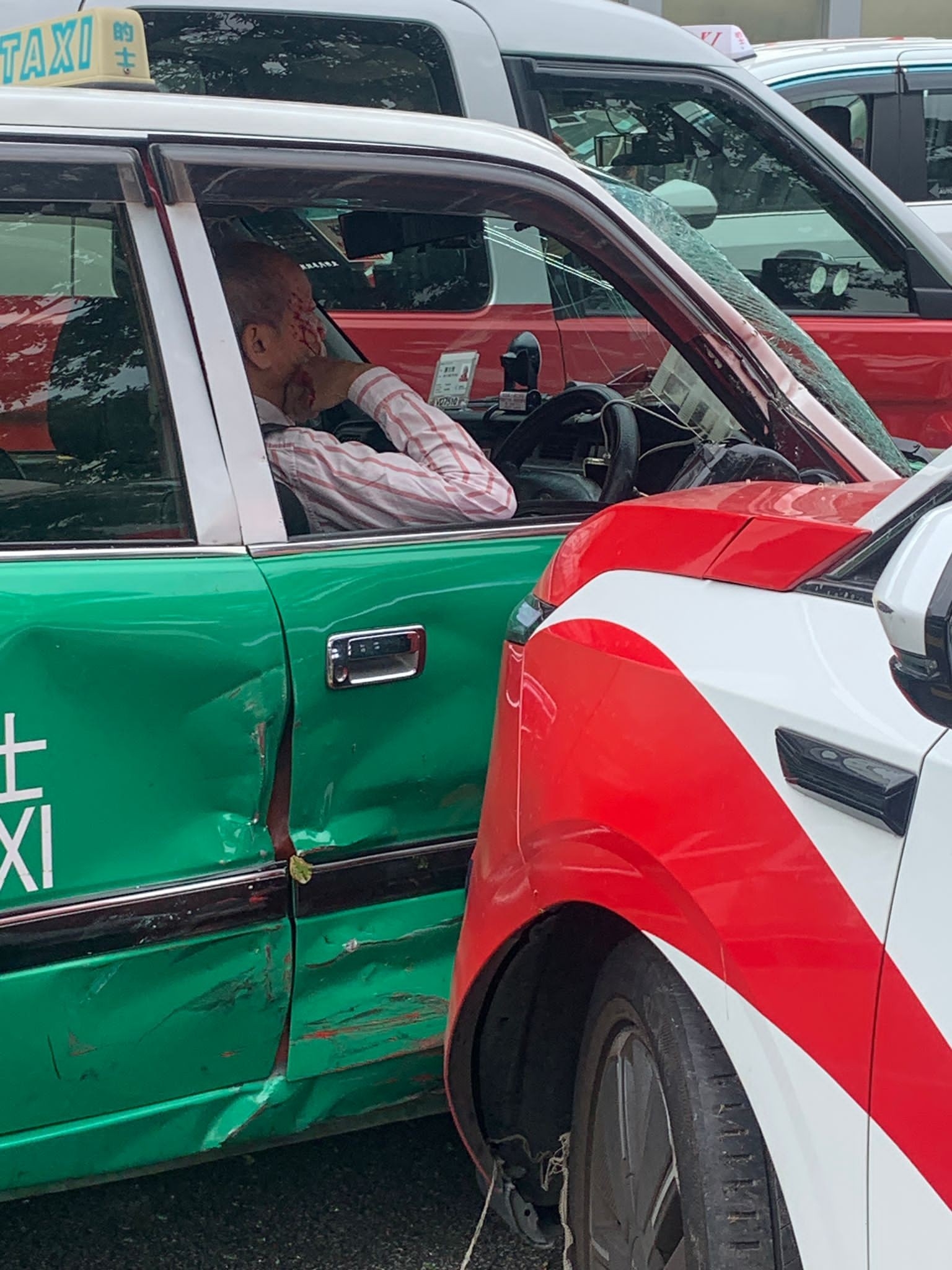 車Cam直擊｜深圳灣口岸紅的失控「衝鋒陷陣」　穿欄剷草叢後撞停泊綠的