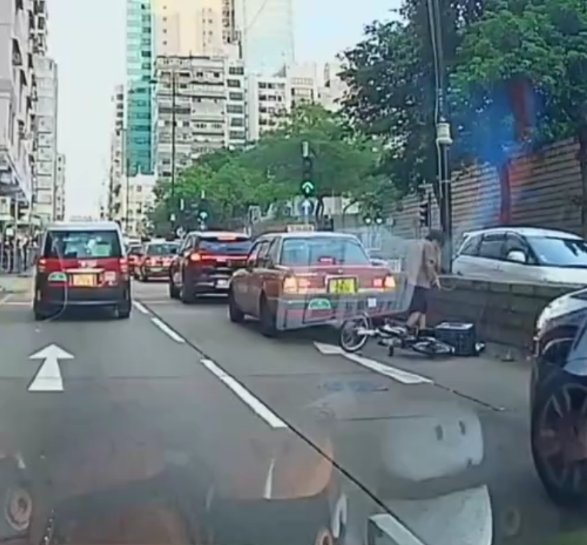 車Cam直擊｜電動單車馬路行快線送外賣追尾撞的士