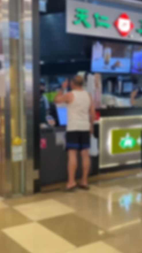 元朗中年漢爆粗大鬧台式飲品店，疑要膠袋不肯加$1。