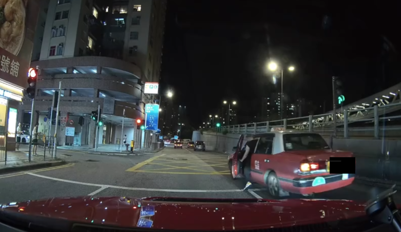 車Cam直擊｜荔枝角道男子中途落的士　司機踩油門撞乘客畫面曝光