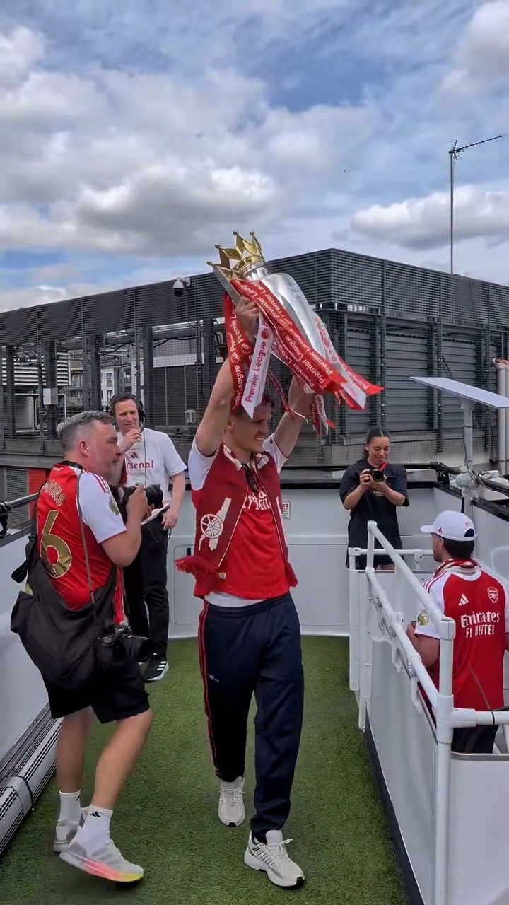 隊長奧迪加特（Martin Ødegaard）登車時手上捧著英超聯賽獎盃。（Facebook影片截圖）