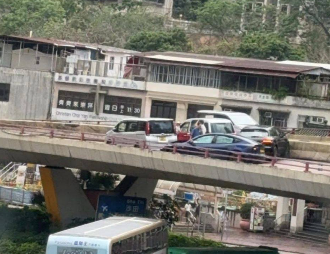 彩虹邨龍翔道天橋4車串燒相撞　往葵涌方向部分行車線封閉