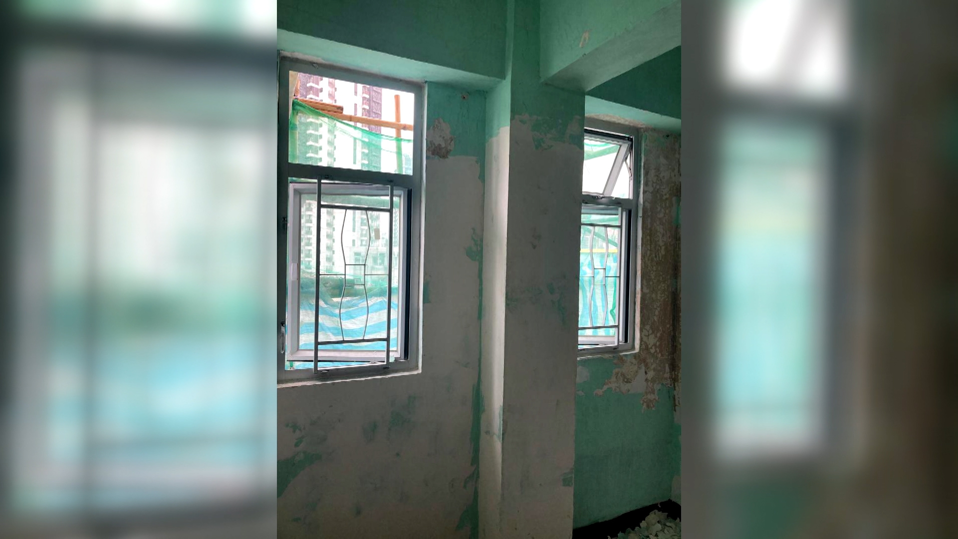 而在附近的牆壁，原本綠色的牆身被塗成白色，更塗成一塊塊。 