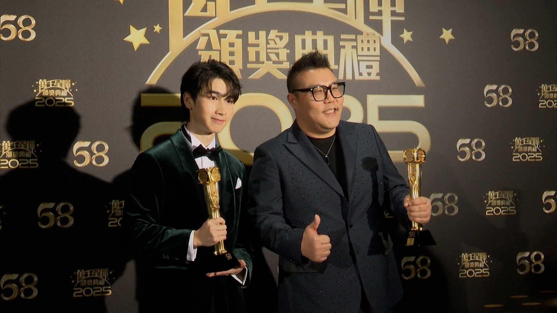 馮皓揚和劉洋兩位年齡相差22歲，但是一起獲頒最佳男新人獎。