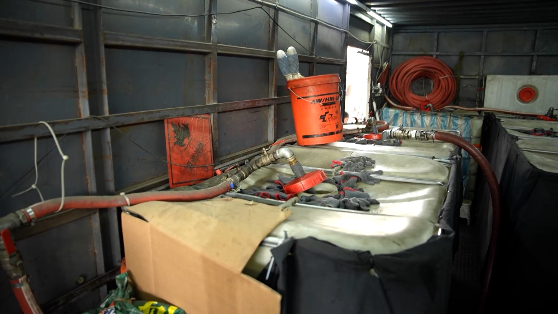 這輛盛載巨型油缸的貨車會不定時為貨車加油。