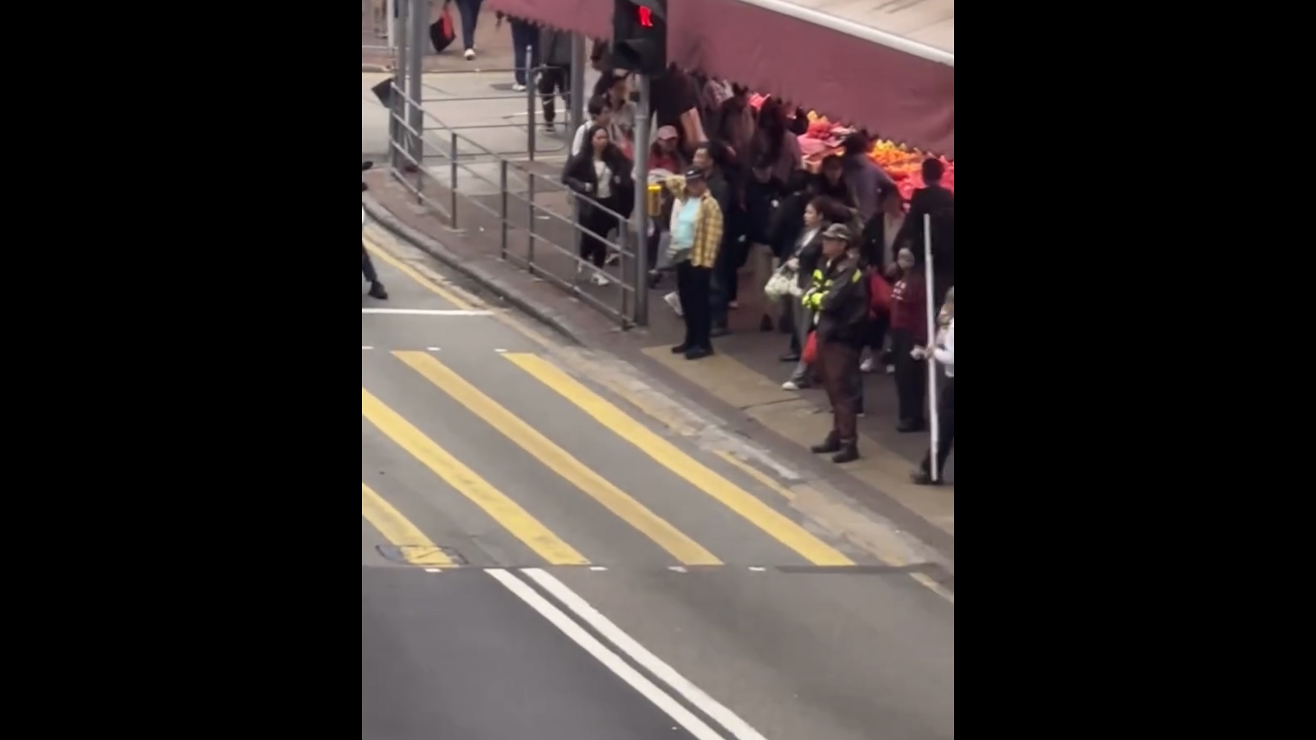 紅磡交通督導員捉「衝紅燈」位位罰$2000　市民：照衝係抵死