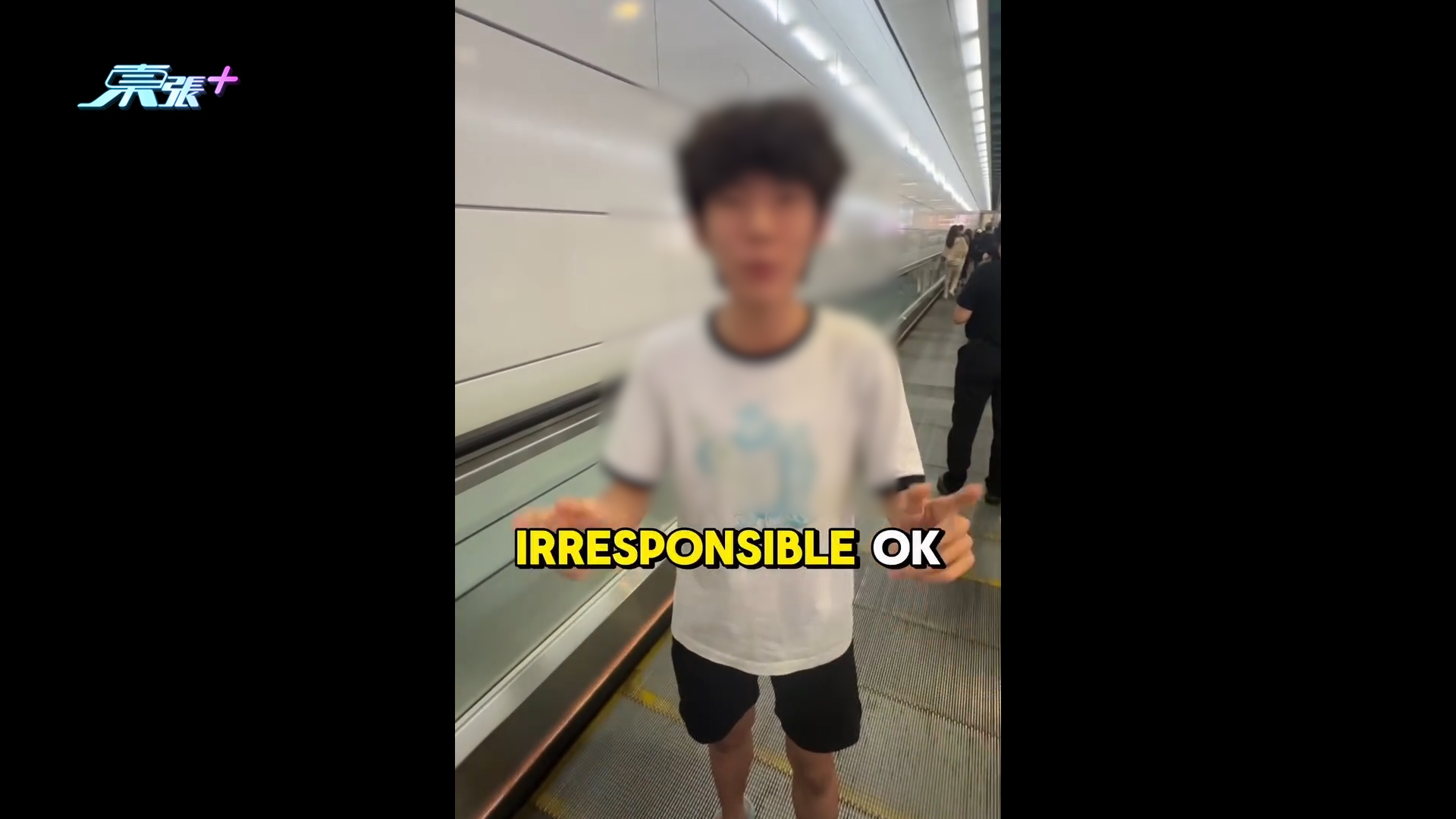 網紅中環站「扮馬騮」踩自動行人道扶手拍片　阻人行兼扮道歉惹公審