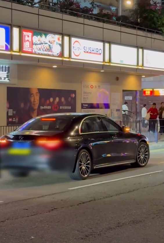 特權車香港橫行「冇王管」？黃埔花園外公然停車激死街坊：玩手機塞住條路