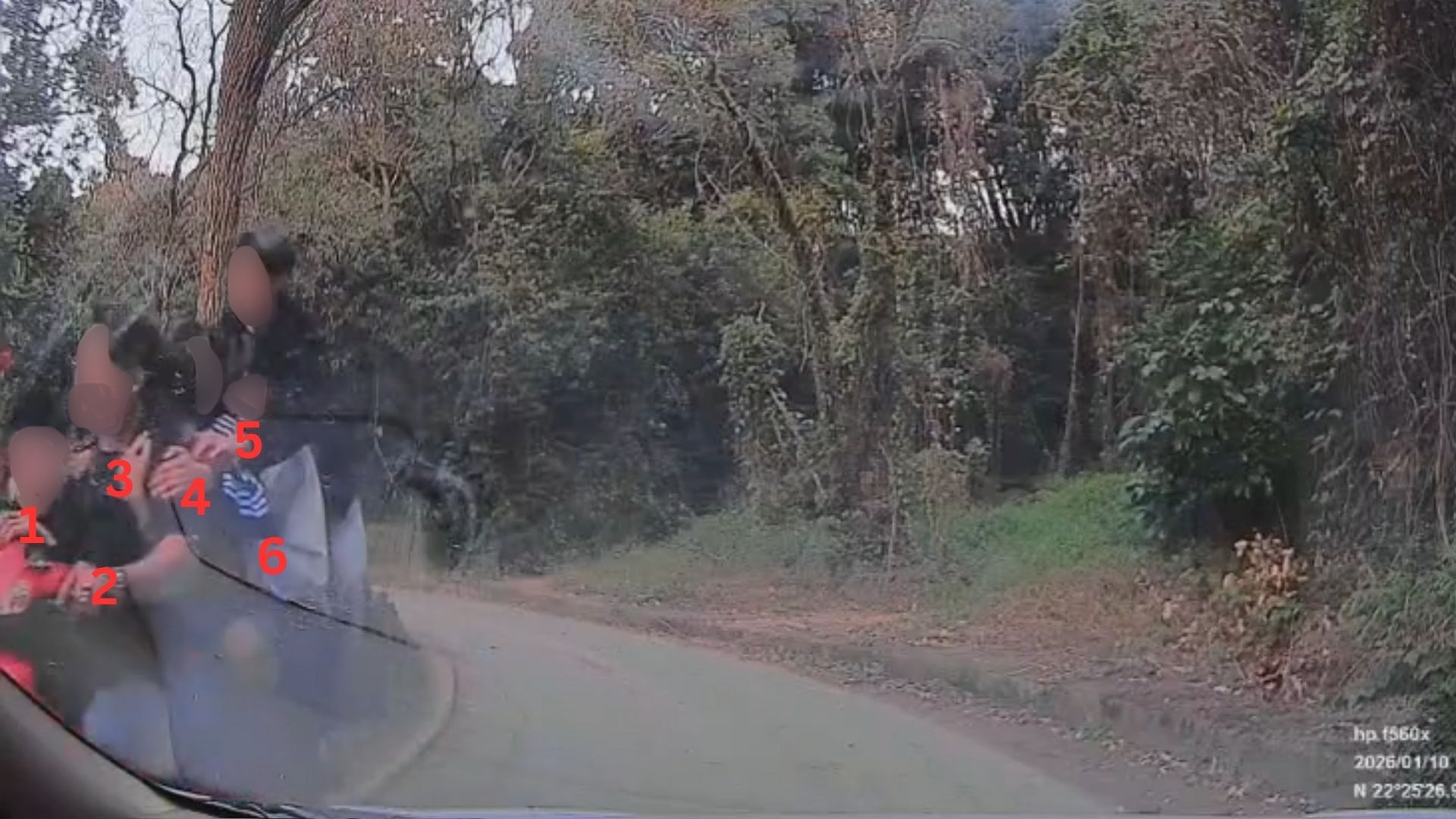 一車六人穿梭山徑 包括一名幼童及四名男女乘客