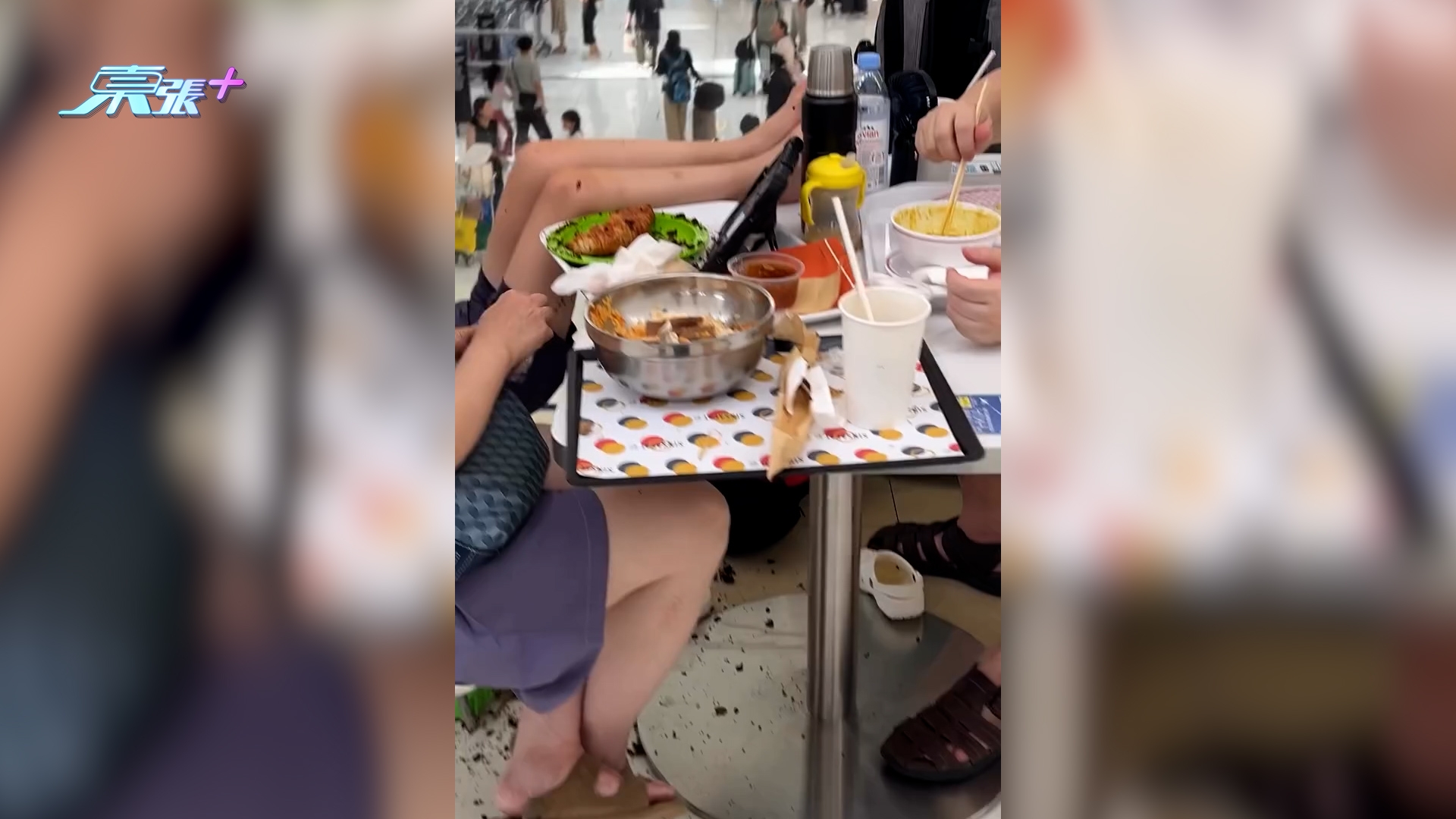 機場美食廣場現「無王管」用餐亂象　小孩雙腳放餐枱　地面滿布食物殘渣惹熱議 （Threads＠chocolatebombbomb）