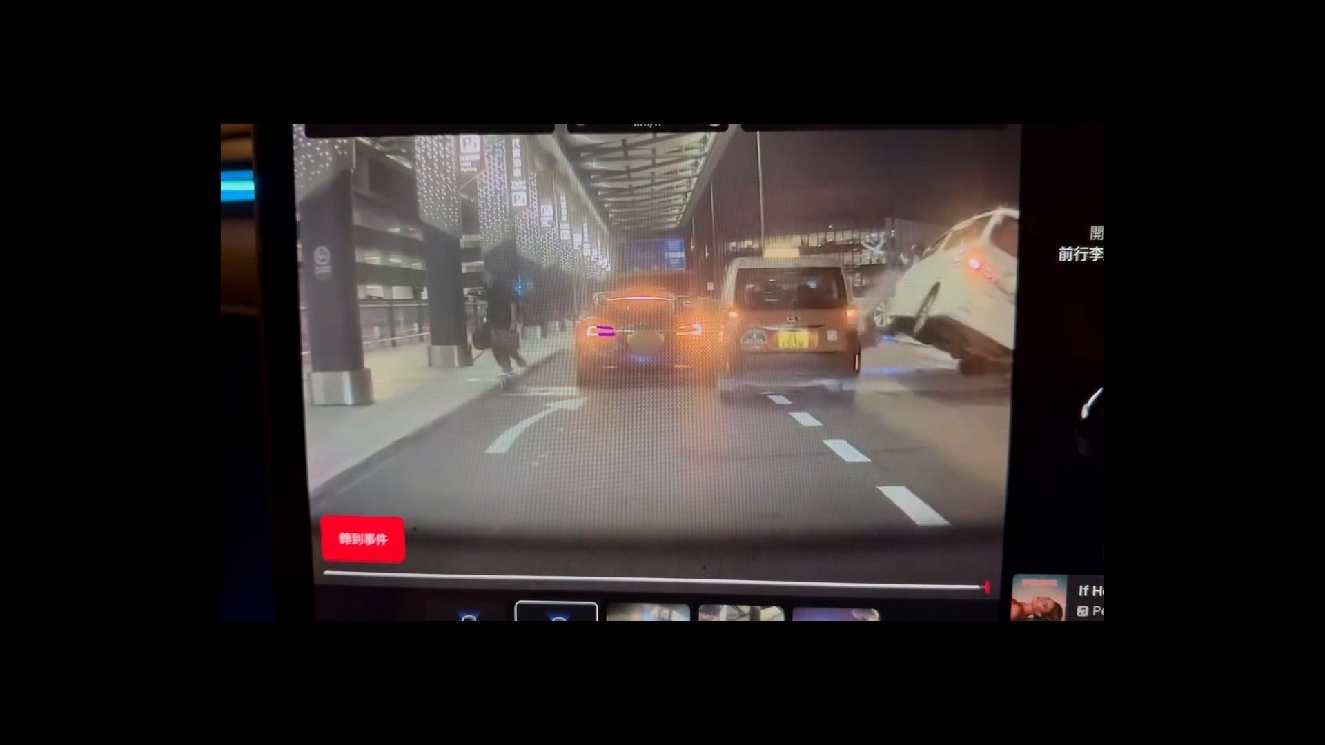 七人車左側輪胎一度騰空，車身向右傾斜達45度角，幾乎衝破天橋護欄飛墮橋底，場面驚險