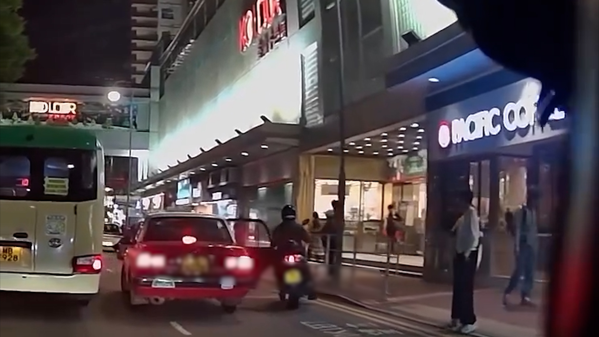 車Cam直擊｜荃灣的士乘客落車開門撞電單車　網民：三方都有責任