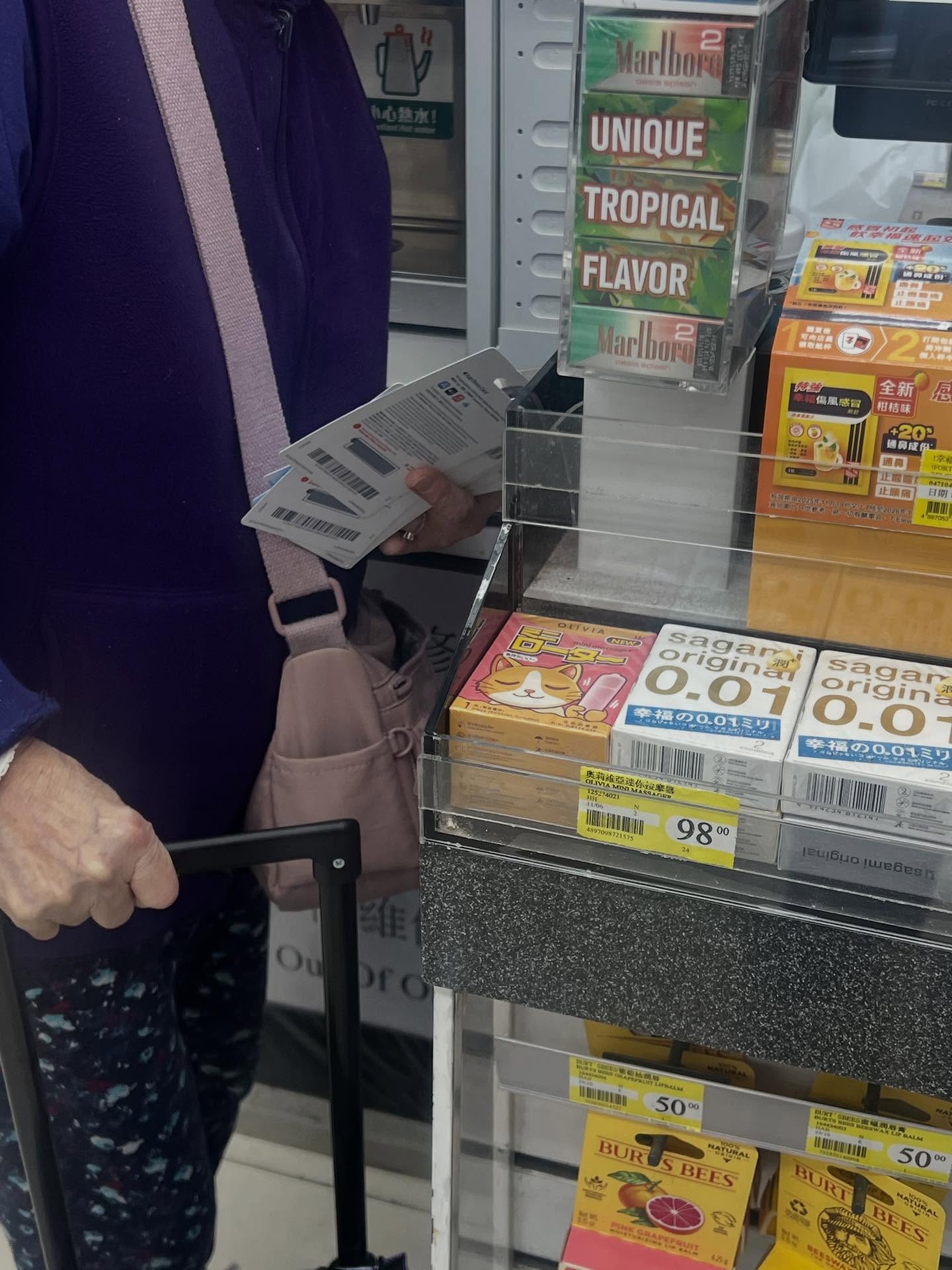 便利店女店員機警阻截點數卡騙局　直言「驚你畀人呃」力勸老婦挽回損失