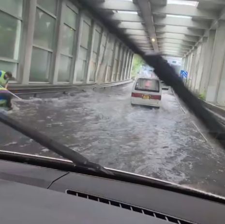 黃雨下多區水浸　荃錦交匯處水深及膝工人忙清理