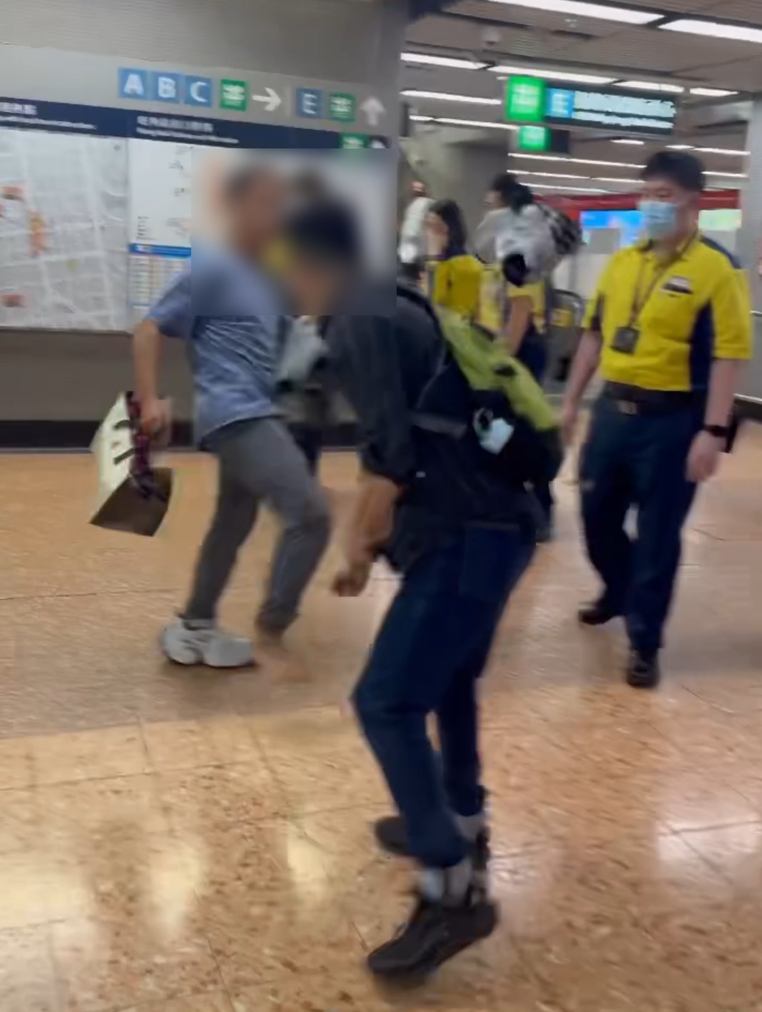 期間藍衣男子更一度踢至鞋子飛脫，赤腳繼續追踢。