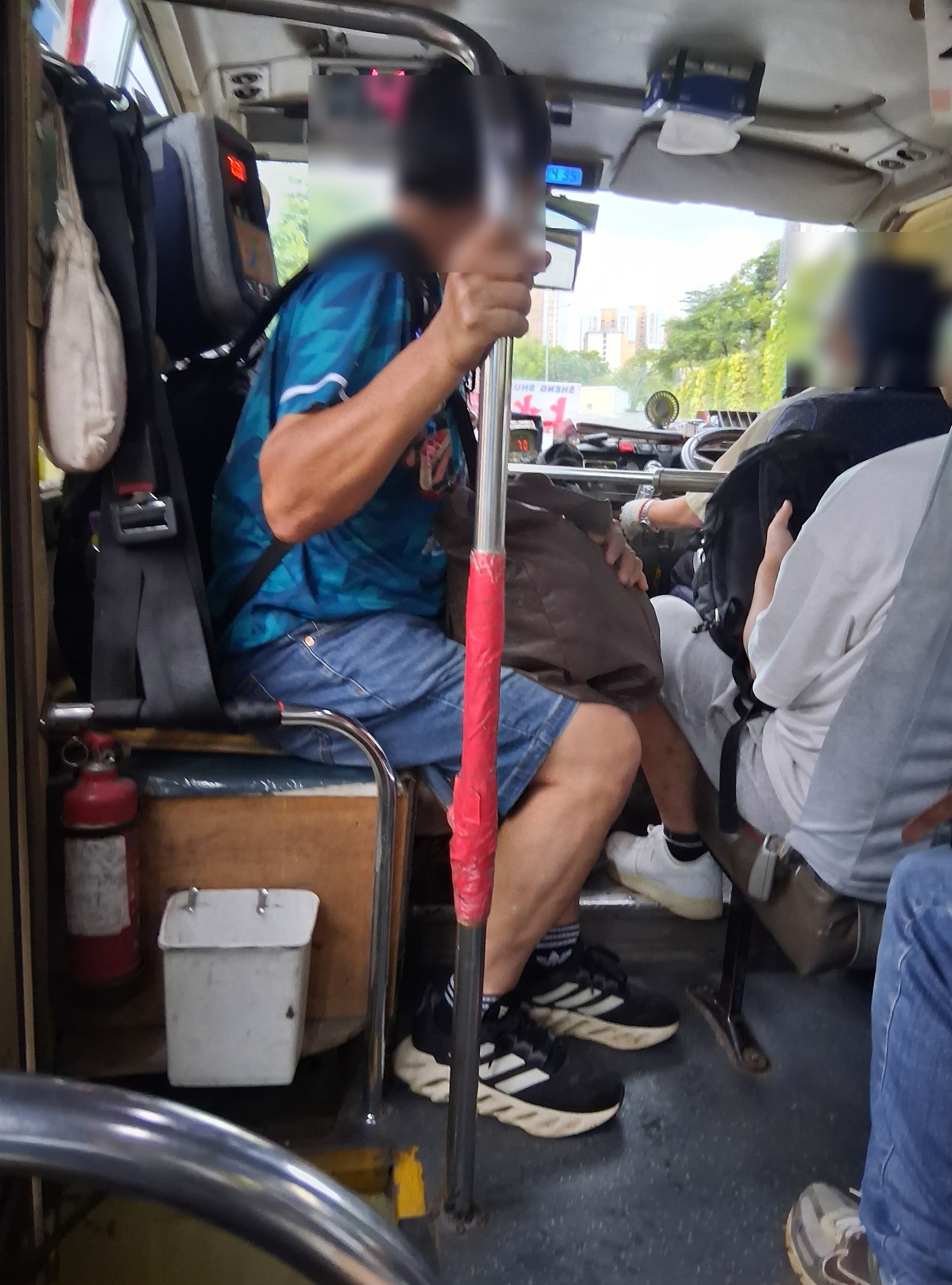 東張西望報料｜上水小巴疑「日日超載」乘客逼爆車廂企門邊　街坊憂釀交通意外