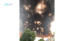 安徽高速公路油罐車爆燃片  官方通報: 無毒硅油外溢起火一人輕傷