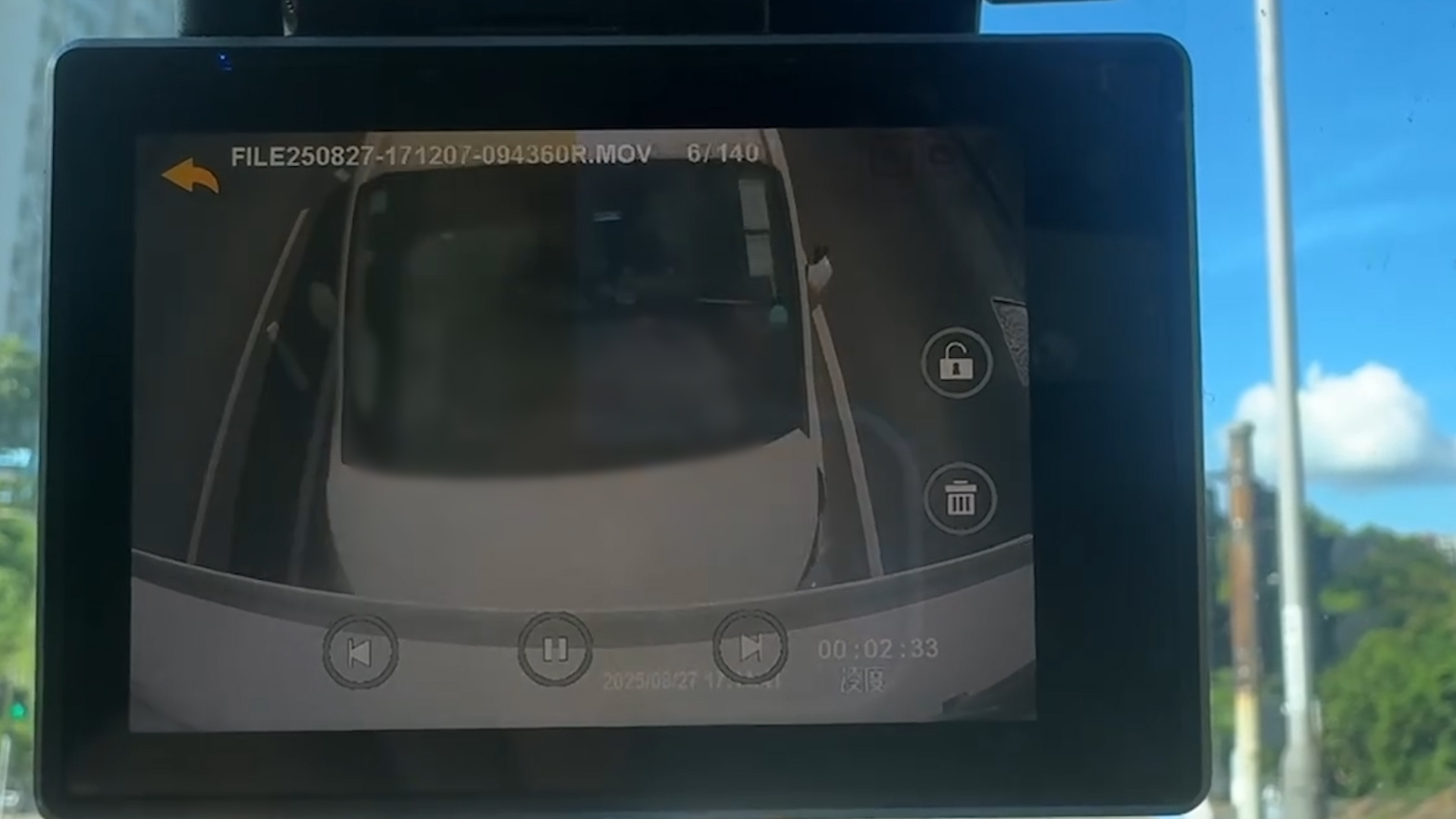 「馬路炸彈」四圍走　唔掛車牌逆線行仲撞貨車尾