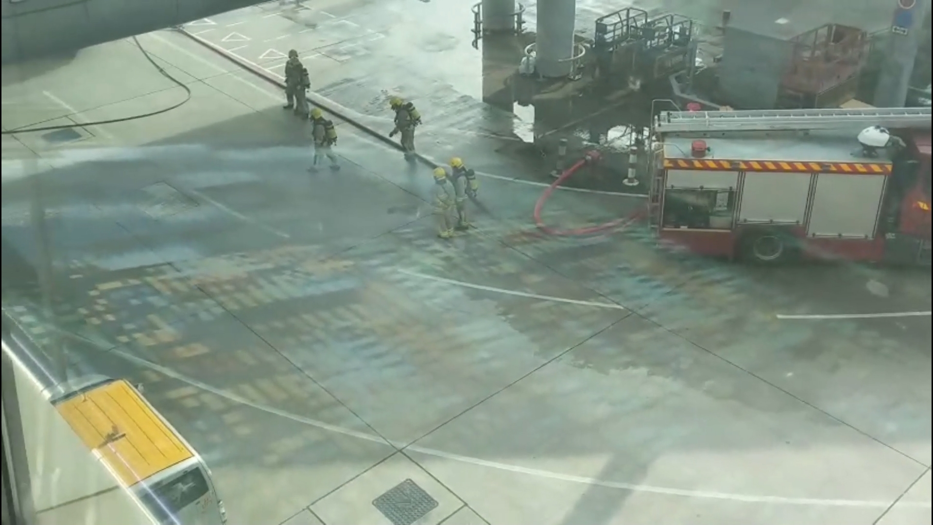 東張西望報料｜赤鱲角機場中場客運廊失火冒煙　觀眾拍片報東張：好多濃煙好臭