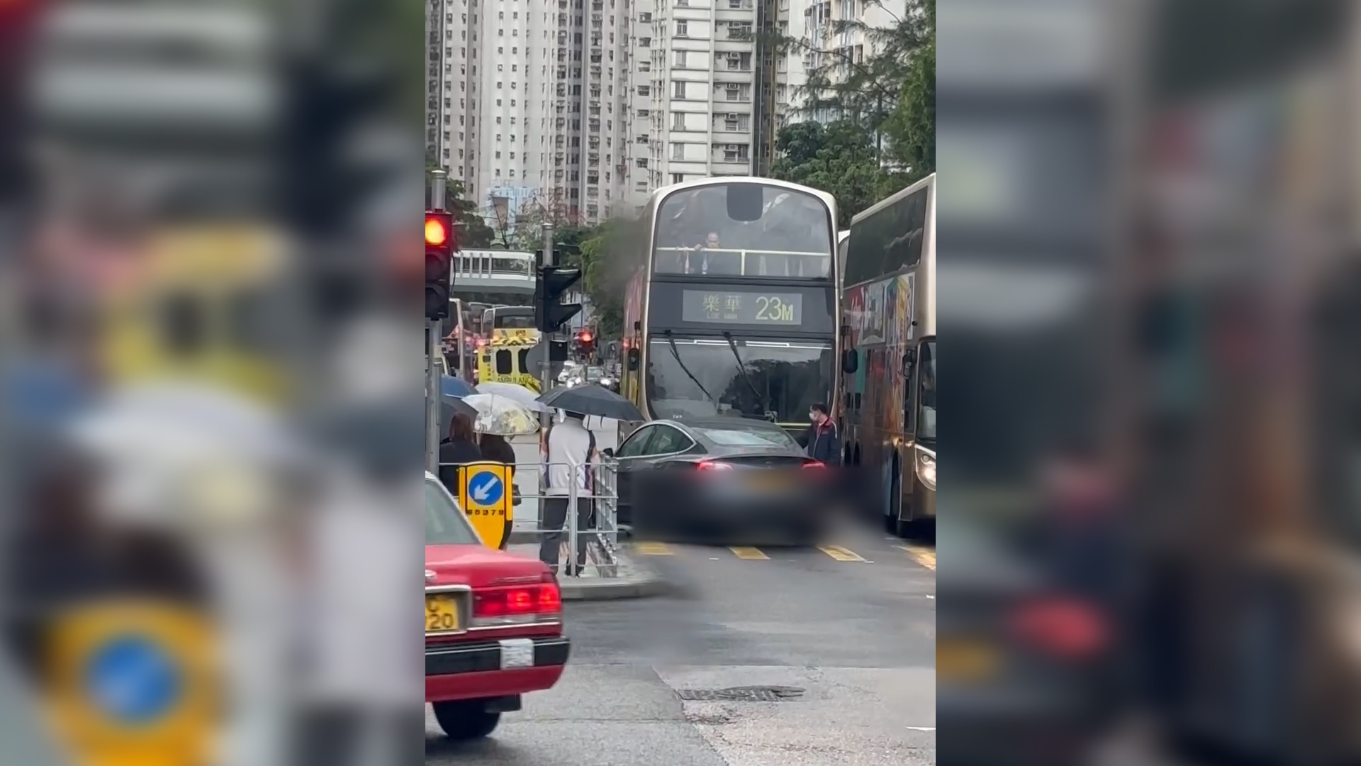 Tesla車「逆線行駛」擋巴士一幕網絡瘋傳　片主：仲想攝安全島過去