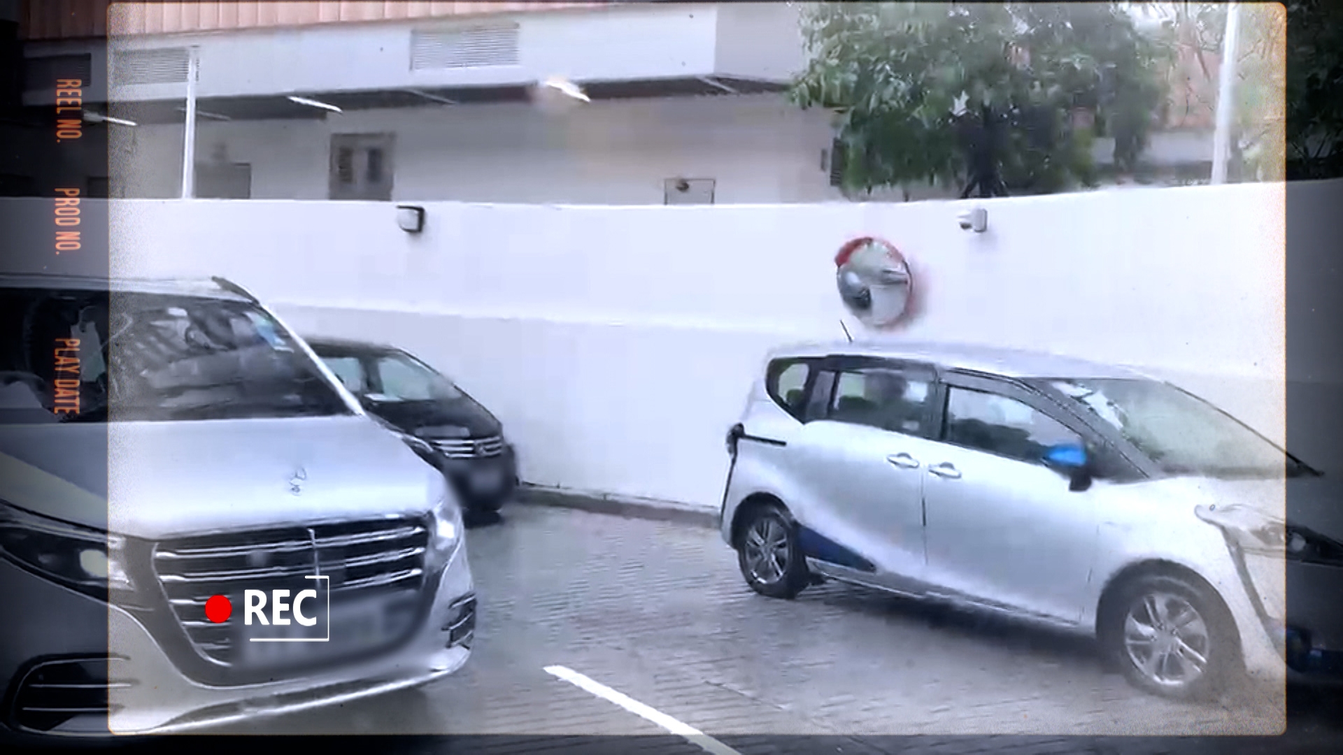 當攝製隊駕車進入停車場時，差點就與對頭車迎頭相撞，原來右邊的車道已泊滿了車，明明是雙程路，卻變成了單程路，真的很危險。