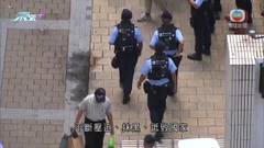 警方入夜後續於銅鑼灣一帶巡邏 社民連主席持黃花蠟燭被帶走調查