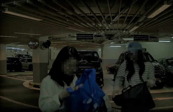 兩名長髮女子表現輕鬆，面帶笑容地在私家車車頭上整理物品。（Threads影片截圖／garypo__）