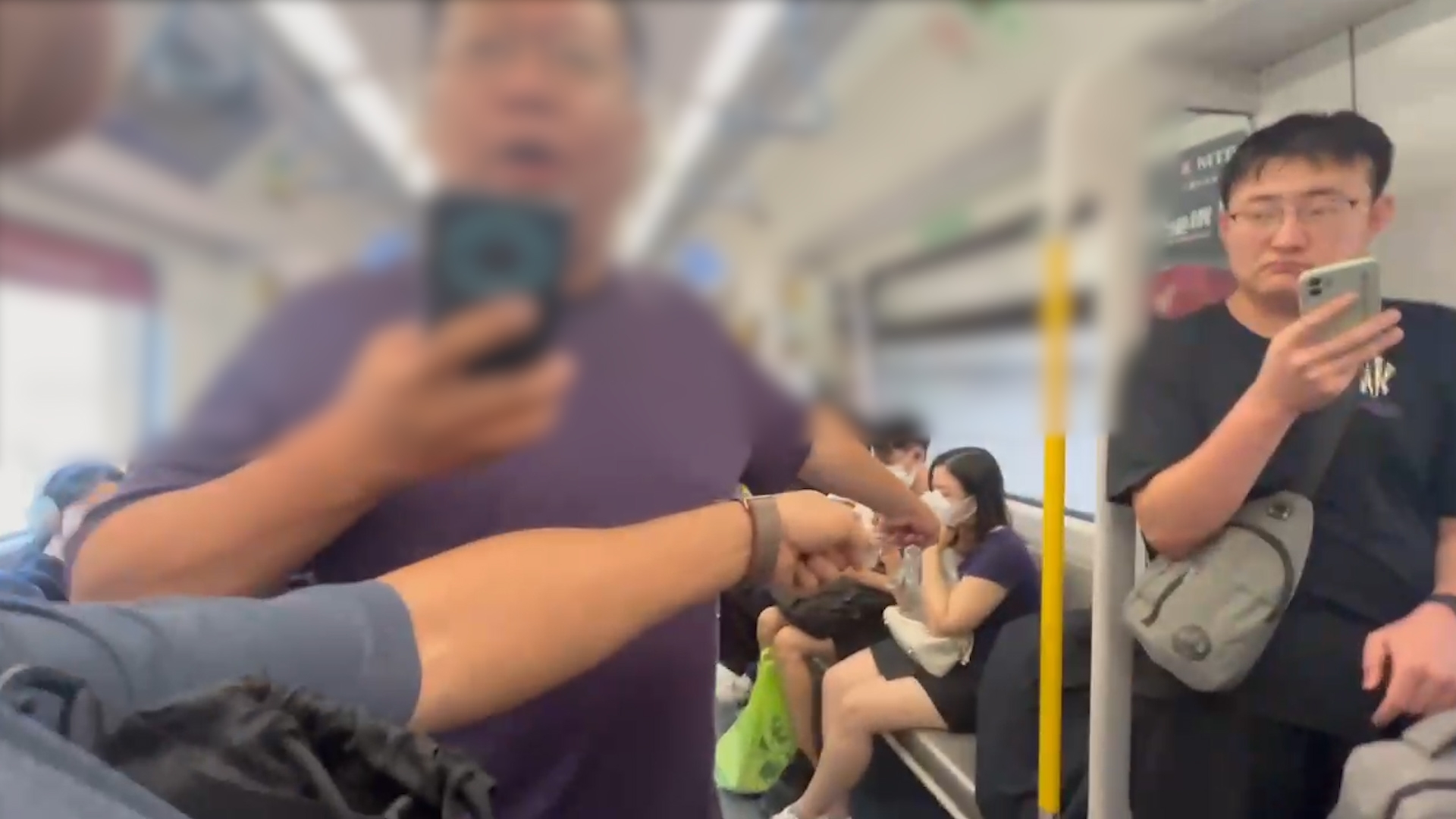 東張西望報料｜東鐵普通話大叔擺袋霸位唔畀人坐　被全車人鬧仲聲大夾惡理論