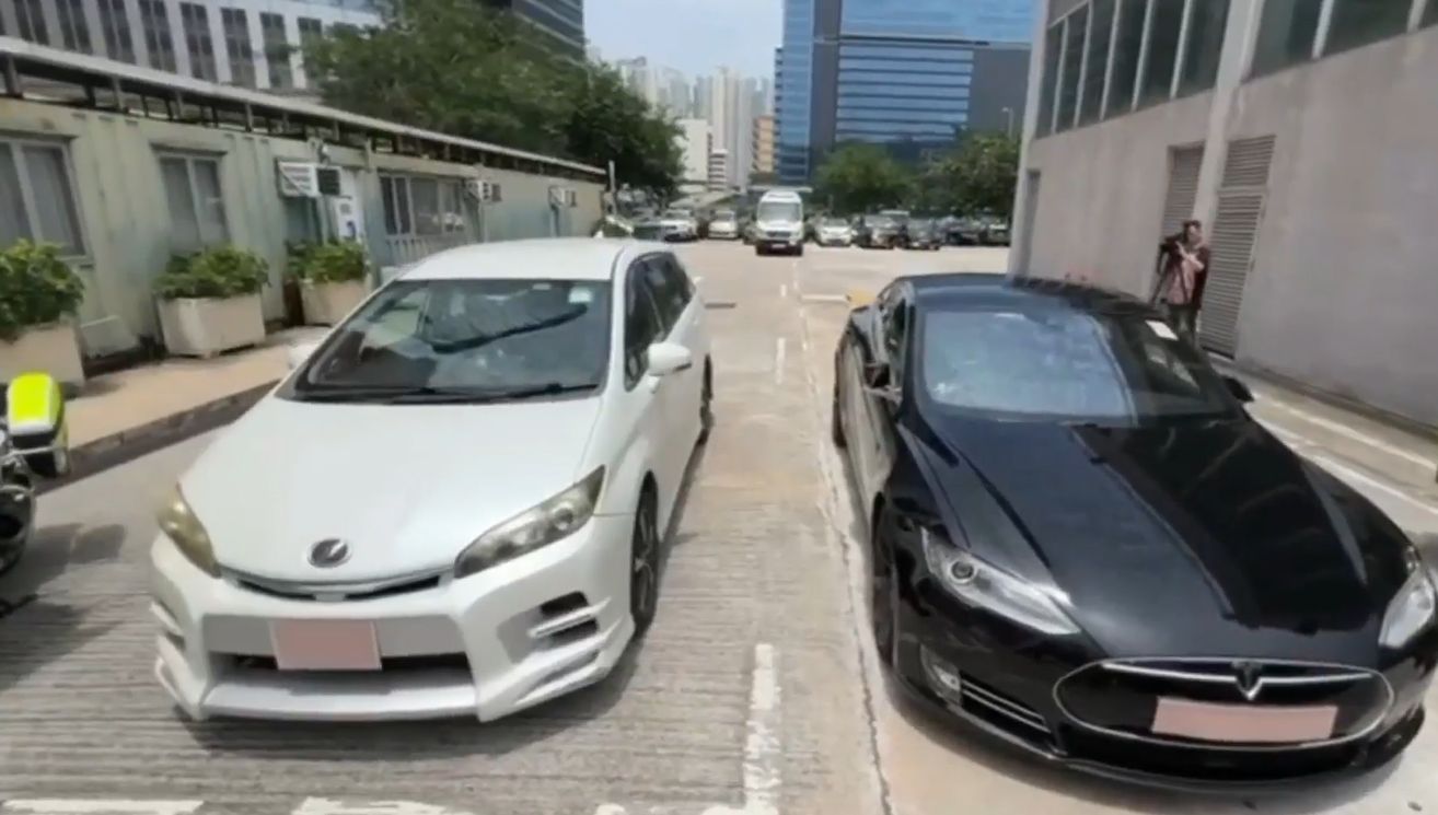 白牌車｜東九龍警「放蛇」兩司機斷正被捕　扣Tesla及豐田七人車