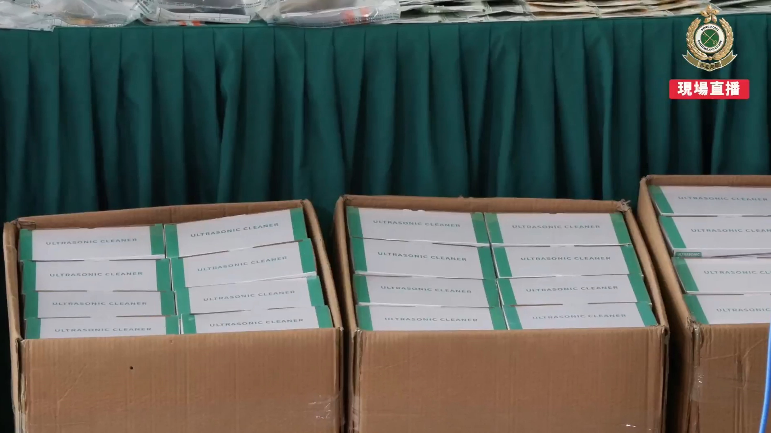 其中一票貨物報稱載有多功能清洗機，共有72個紙箱，重約兩公噸；另一票報稱載有紫外光清洗機貨物，有66個紙箱，重1.7公噸。（海關Facebook直播截圖）