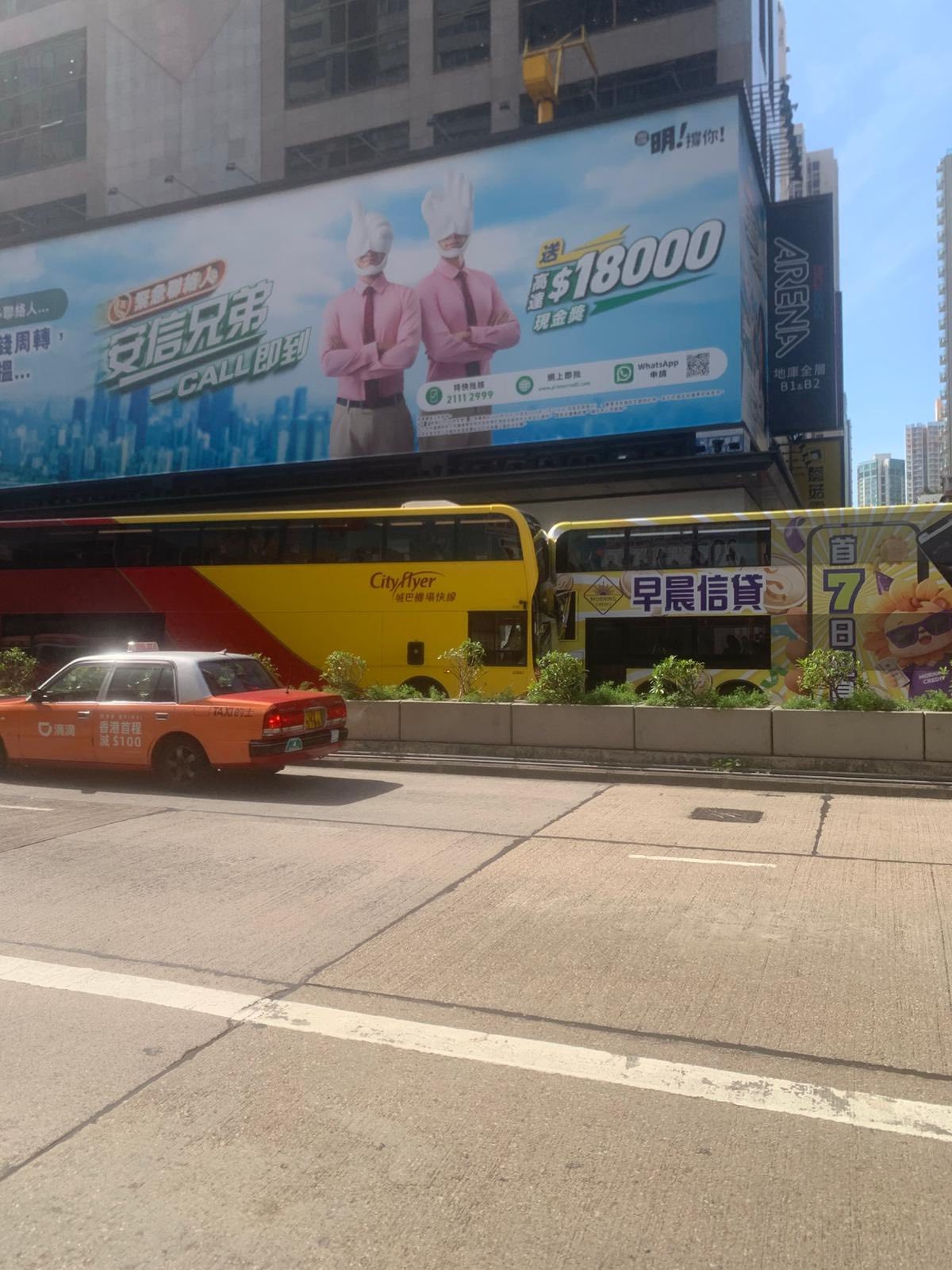 今日（11月26日）中午12時許，在旺角彌敦道601號近創興廣場對出，三輛巴士連環相撞。（Facebook圖片／車cam L（香港群組）／Bosco Chu）