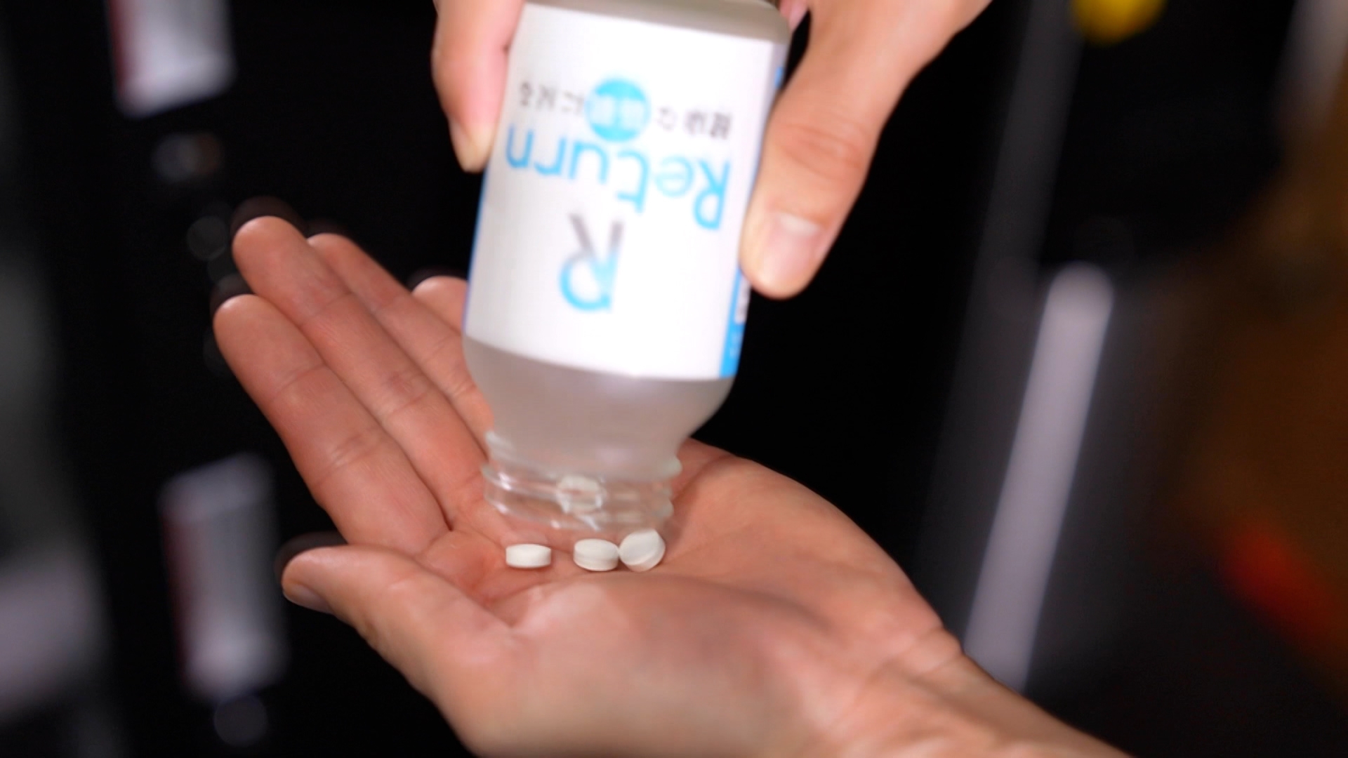 鄭衍峰分享用後感：「之後，有朋友介紹了我吃一款日本GMP認證的補充品，那就嘗試一下。吃了約一個星期，我發覺自己腰部、肩頸開始沒有那麼痛，改善了很多。吃了兩個星期後，膝頭的「卡卡」聲變得小聲，更開始消失。」