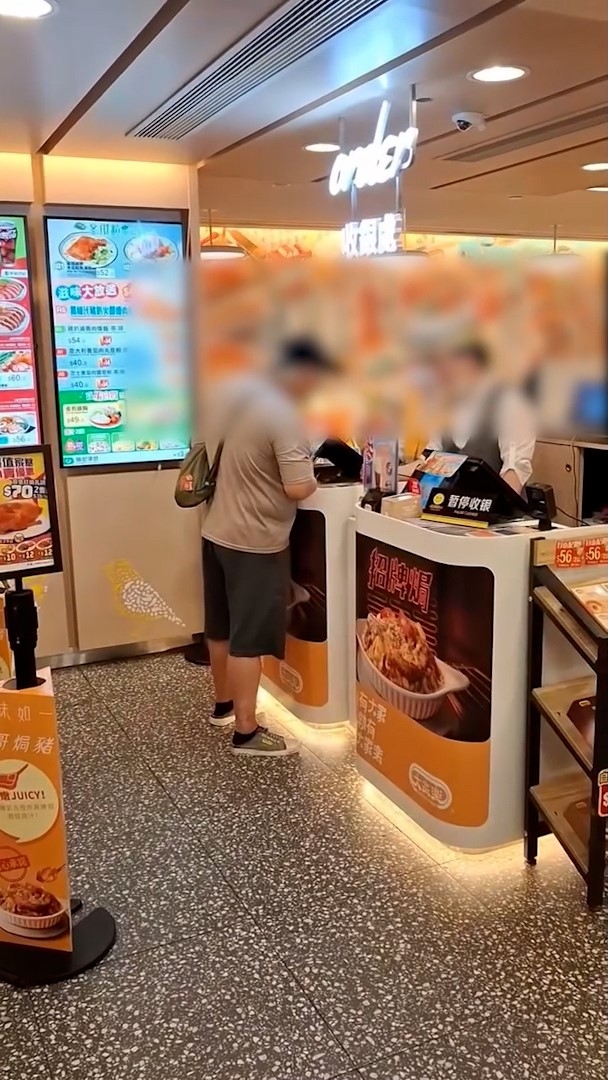 經理心平氣和地應對，老翁亦態度亦轉趨平和，現場氣氛緩和。（Threads影片截圖／king_of_tamer）