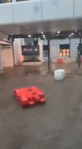 暴雨｜瑪麗醫院黑雨變「瑪麗海」　水馬都被沖走　救護車病人轉送律敦治