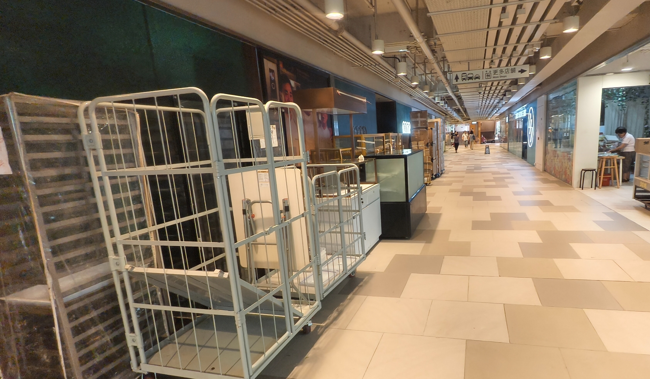 東張西望報料｜牛頭角商場麵包店疑長期霸佔公共通道　貨架紙箱堆滿走廊　街坊憂阻消防通道 （觀眾周先生報料）