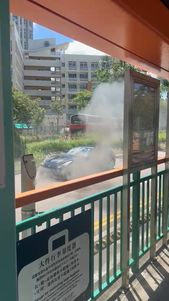 涉事法拉利車頭位置冒出濃煙及烈焰，最終被熊熊烈火吞噬。（觀眾報料影片截圖）