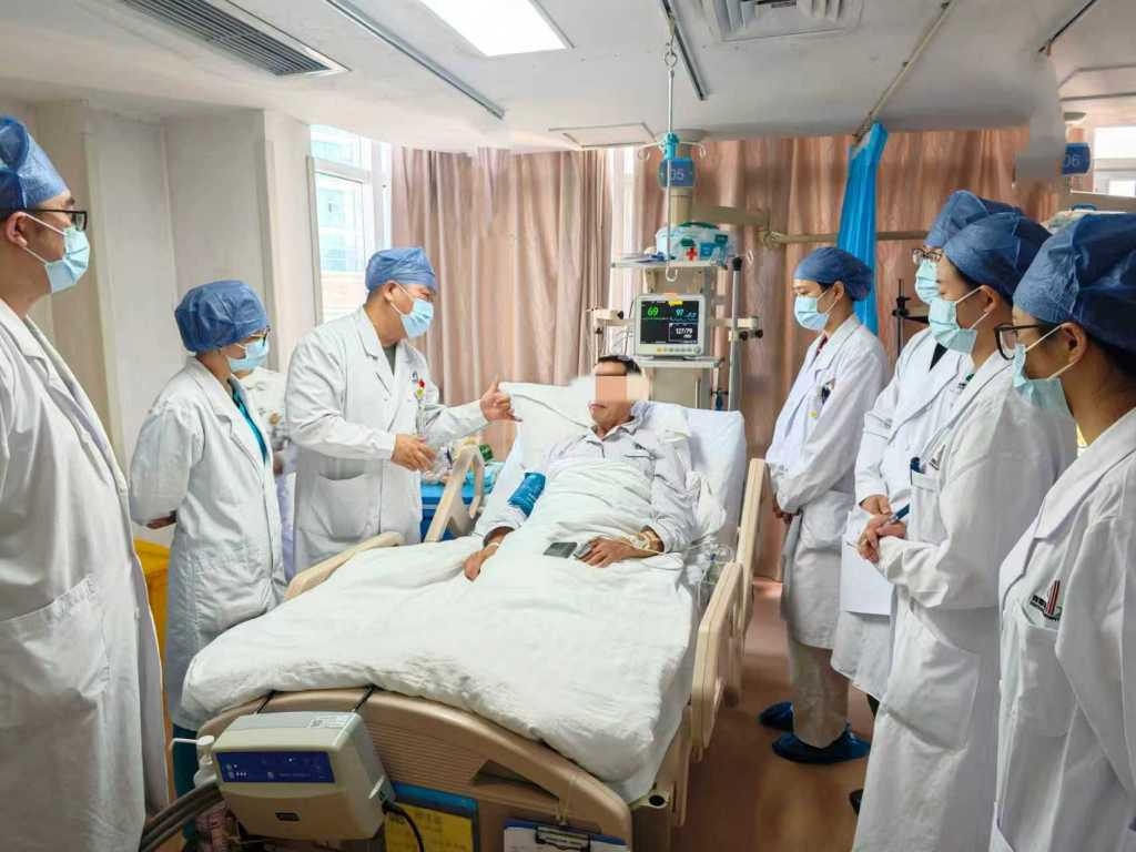 医护人员查看王陆恢复情况。西南医院供图