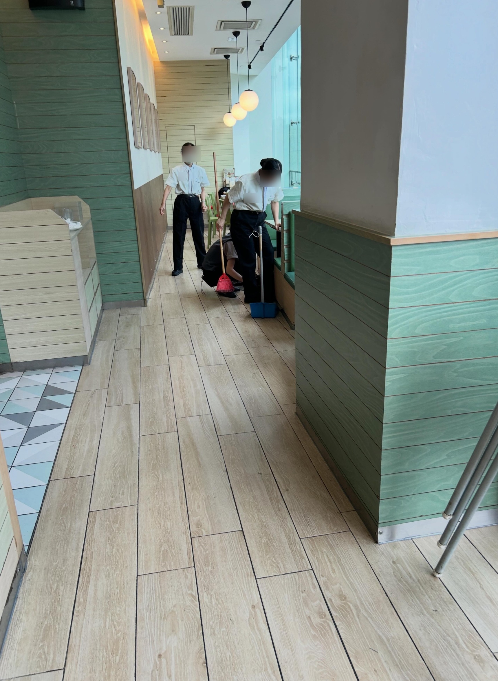 新蒲崗Mikiki餐廳爆鼠患　老鼠鑽入婆婆腳邊無人理　食客怒斥：職員冷處理更離譜！ （threads＠letseatwithyan）