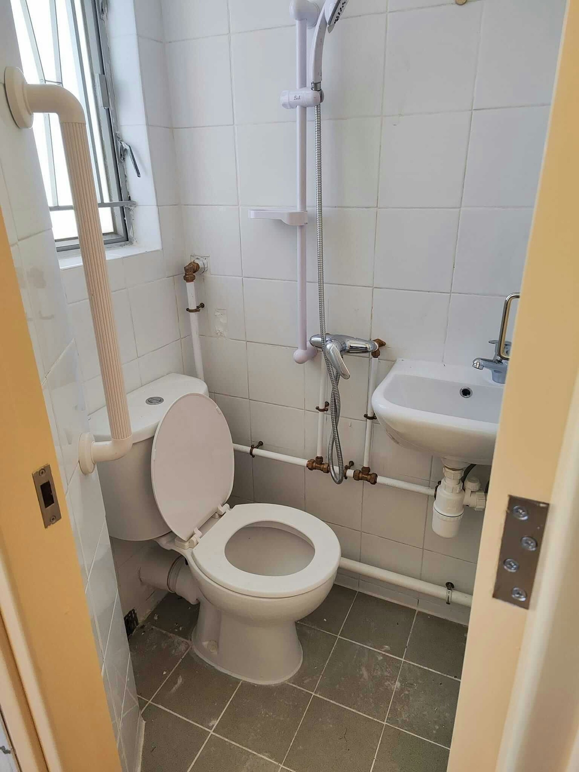 有網民稱獲派天水圍天恩邨，因看到廁所太小而決定拒絕。（公屋討論區圖片）