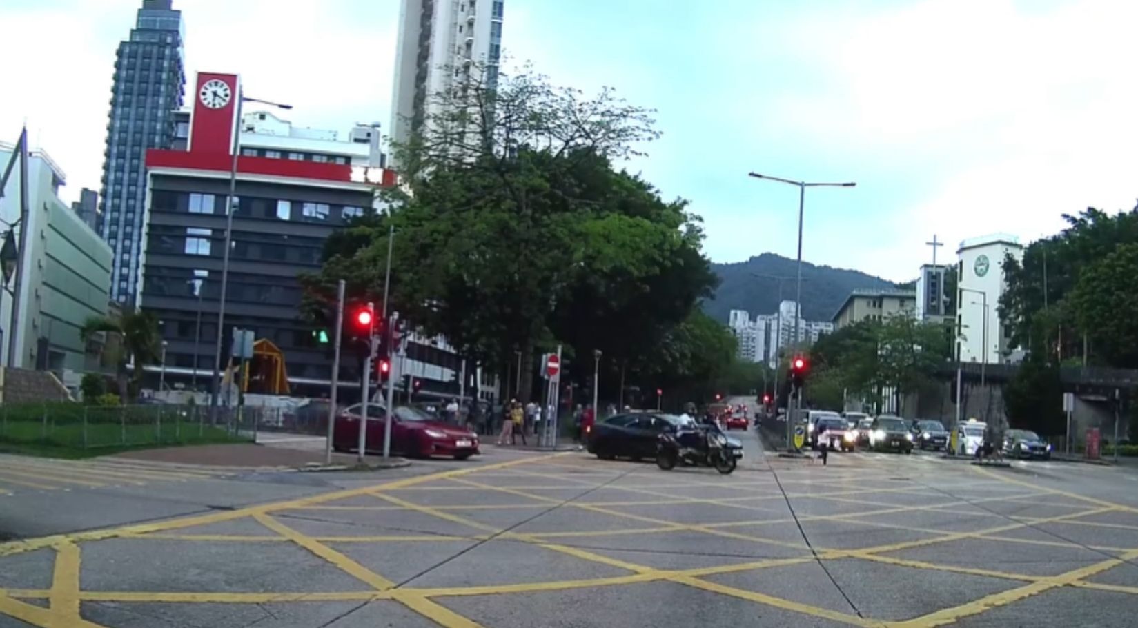 車Cam直擊｜深水埗妹妹漠視「馬路如虎口」　短跑連衝3馬路險被車撞