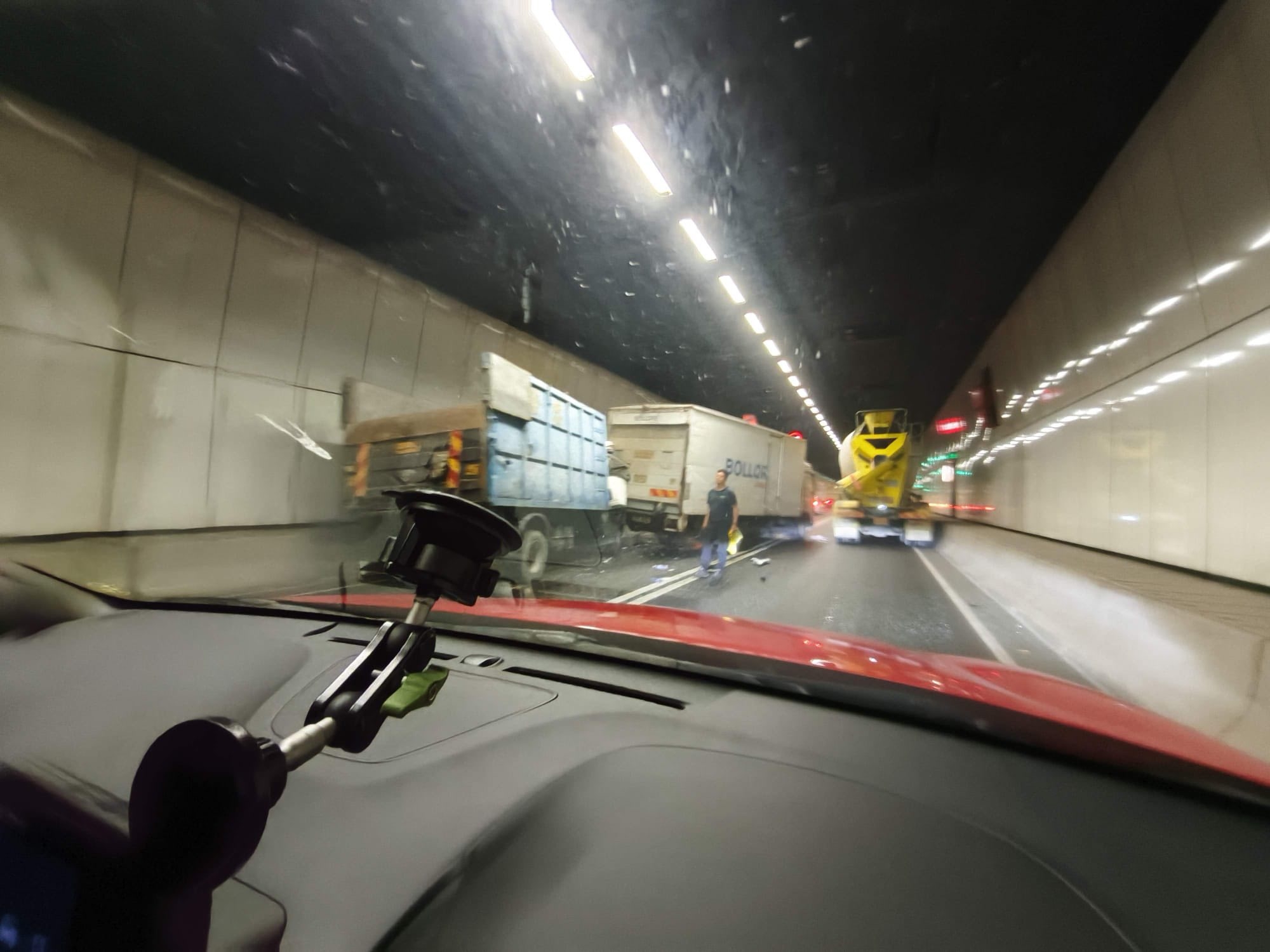在粉嶺龍山隧道往香園圍管制站方向，有四部貨車在管道內連環相撞，現場地面佈滿車輛殘骸，有貨車車頭變形，其擋風玻璃甩脫。（Facebook圖片／車cam L（香港群組）／Bosco Chu）