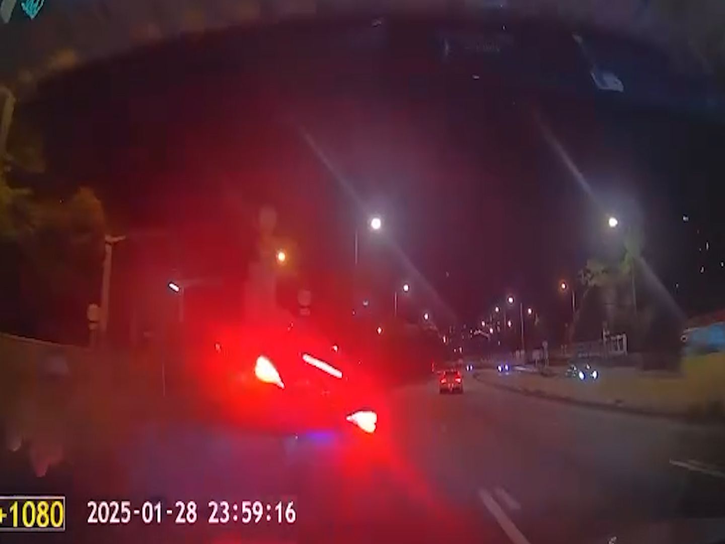 呈祥道私家車影線位切線失敗，鏟石壆再連打關斗四輪朝天