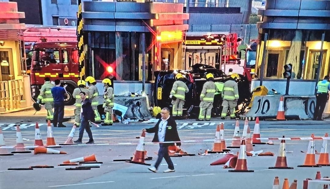港珠澳大橋私家車撞通關檢查亭　翻側後夫婦被困　妻送院身亡 （fb＠車cam L（香港群組））