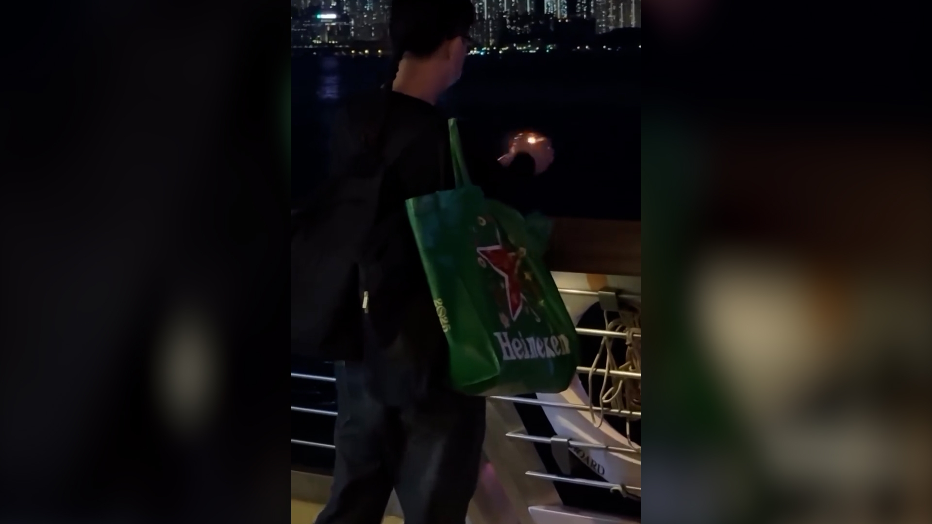 東張西望跟進｜五一黃金周內地客尖東海旁放煙花　市民冀執法部門處理 （Threads＠heartcode.luv）