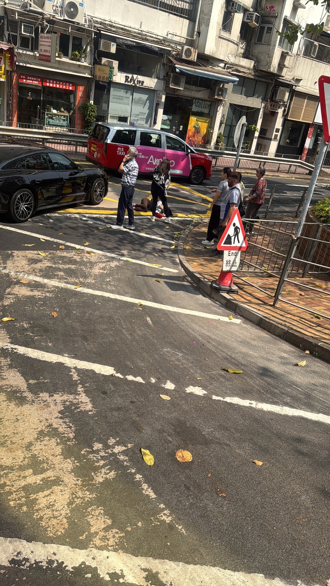 傷者倒在路口的「黃格仔」上，有途人上前協助。（Facebook圖片／車cam L（香港群組）／Jazz Chung）