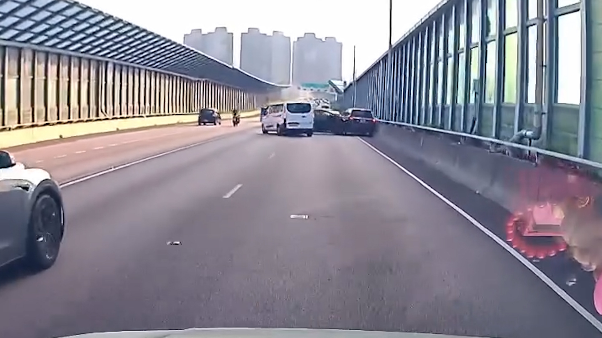 車Cam直擊｜吐露港公路4車串燒　客貨車閃避鏟路肩　後車收掣不及 （FB@車cam L（香港群組）／Right Too）